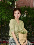 【时尚一点】女生夏日高级穿搭指南！绿色针织开衫+半身裙高贵洋气，漂亮大方