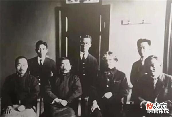 【历史故事】鲁迅为啥渐渐被移出教科书? 被批不是文学家, 原因有三