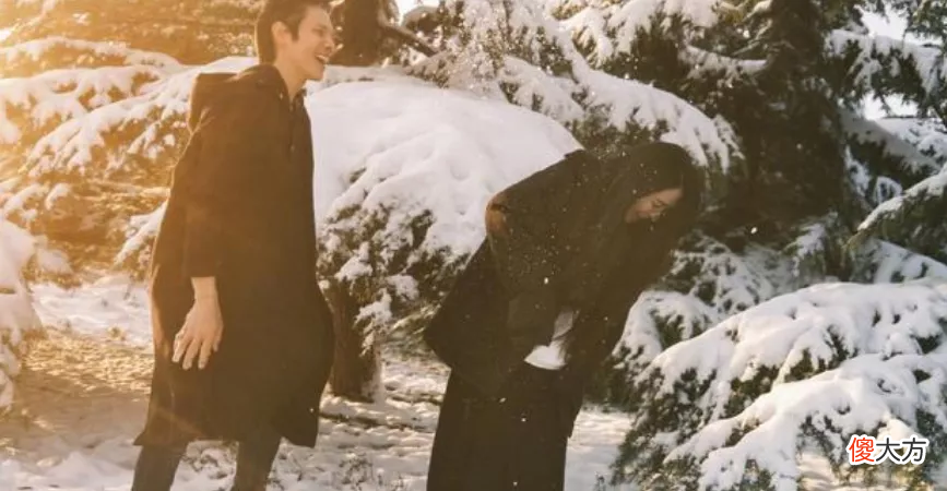向佐晒与老婆孩子雪地大片，郭碧婷被夸绝美，一家三口画面温馨