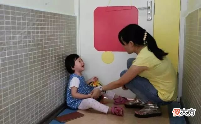 宝宝为了让爸爸等自己，直接躺地摆姿势