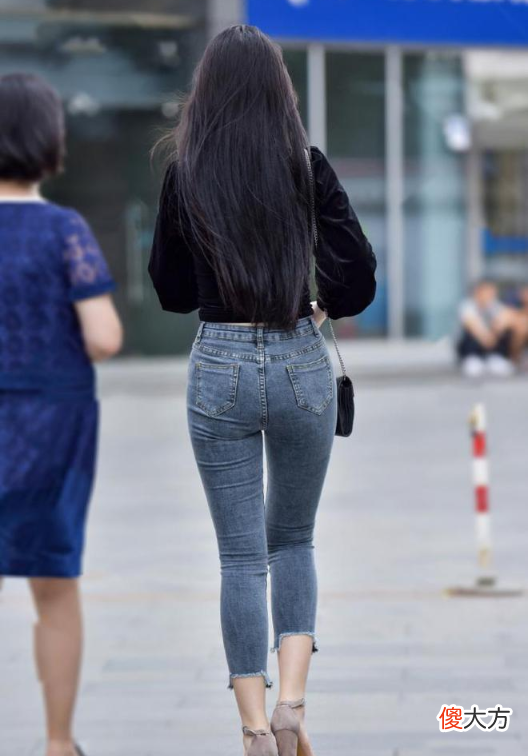 【时尚一点】“狗啃式”的紧身牛仔裤，最迷人的噘嘴女神，网友：可爱！