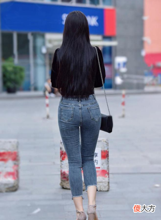 【时尚一点】“狗啃式”的紧身牛仔裤，最迷人的噘嘴女神，网友：可爱！