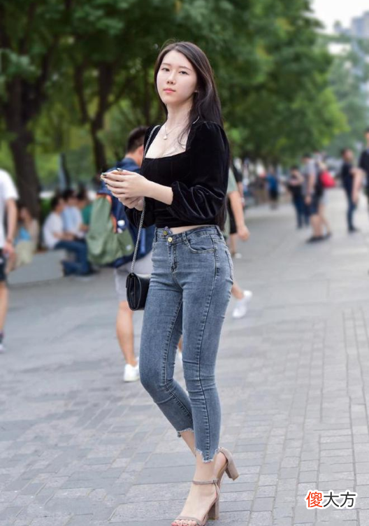 【时尚一点】“狗啃式”的紧身牛仔裤，最迷人的噘嘴女神，网友：可爱！