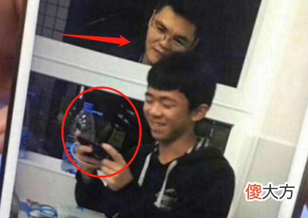 当代学生花式藏手机
