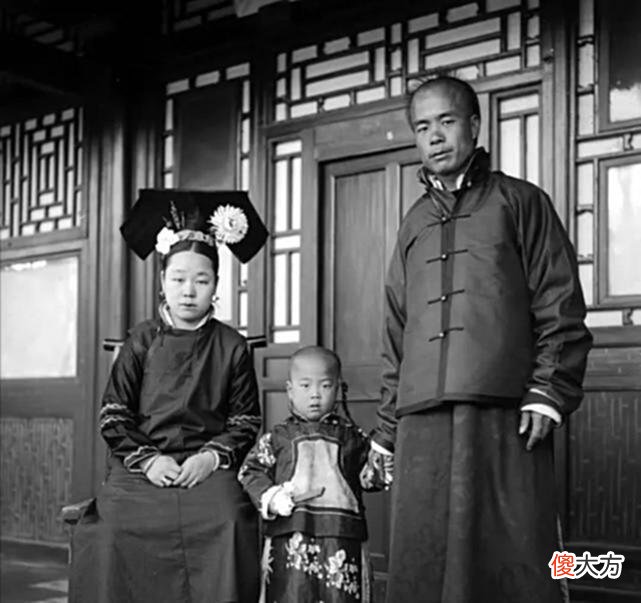 【爱历史】清末老照片，叼烟的小妾，发迹的侏儒，25岁出宫的宫女满面春风
