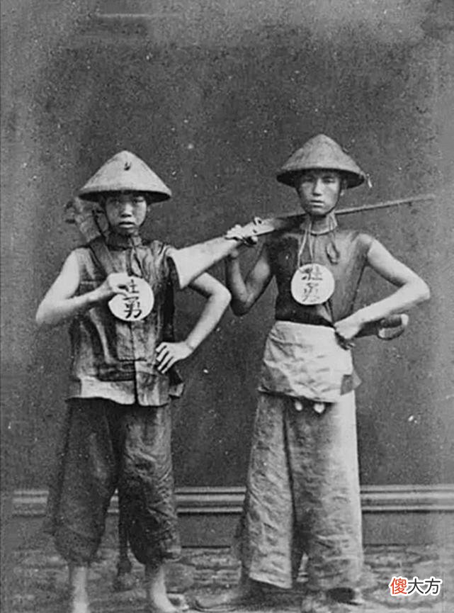 【爱历史】清末老照片，叼烟的小妾，发迹的侏儒，25岁出宫的宫女满面春风