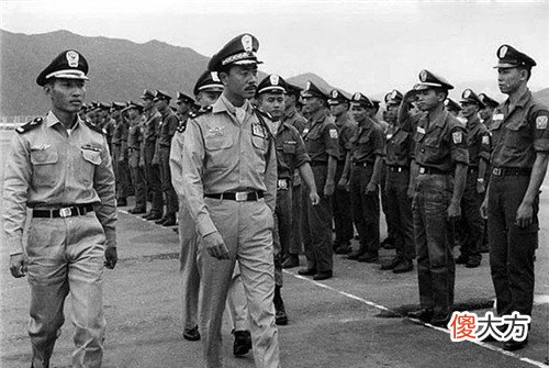【历史故事】冲冠一怒为红颜，空军司令为了追空姐，要打下飞机，书写传奇人生