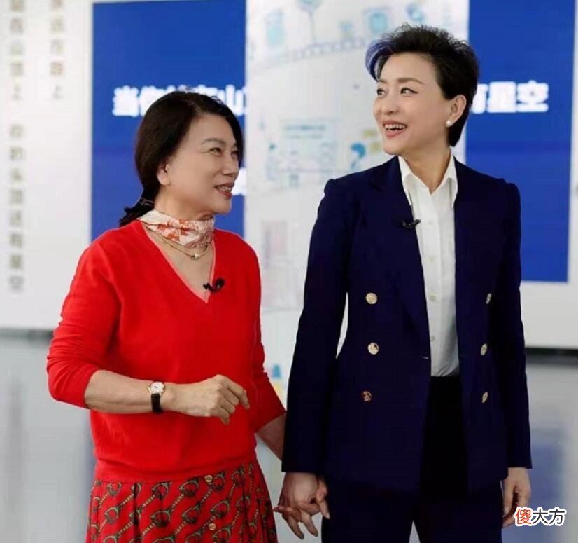 【就爱时尚】被董明珠衣品惊艳了，红毛衣配印花裙时髦开挂，值得中年女性借鉴