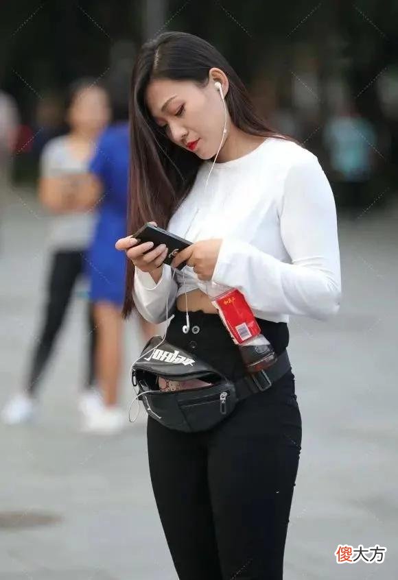 【时尚一点】怎么穿才好看，尝试下黑配白色轻松穿出靓丽的造型
