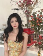 【就爱时尚】蔡卓宜的身材让人羡慕，不算骨感但穿衣有型，吊带裙穿得挺高级