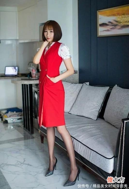 【时尚一点】女人味十足的马甲裙，简约却不失个性感，配上黑色更是时尚迷人
