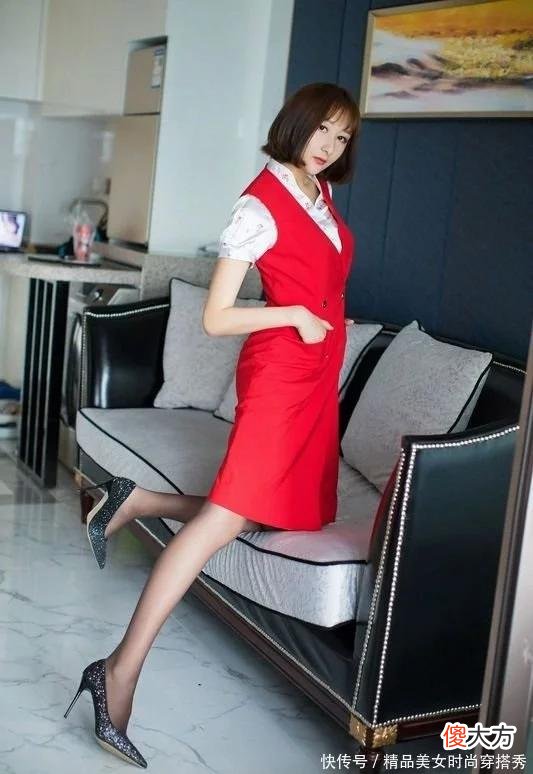 【时尚一点】女人味十足的马甲裙，简约却不失个性感，配上黑色更是时尚迷人