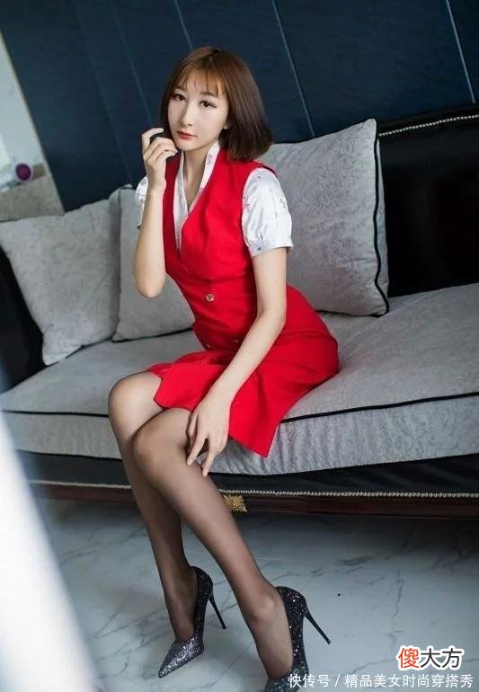 【时尚一点】女人味十足的马甲裙，简约却不失个性感，配上黑色更是时尚迷人