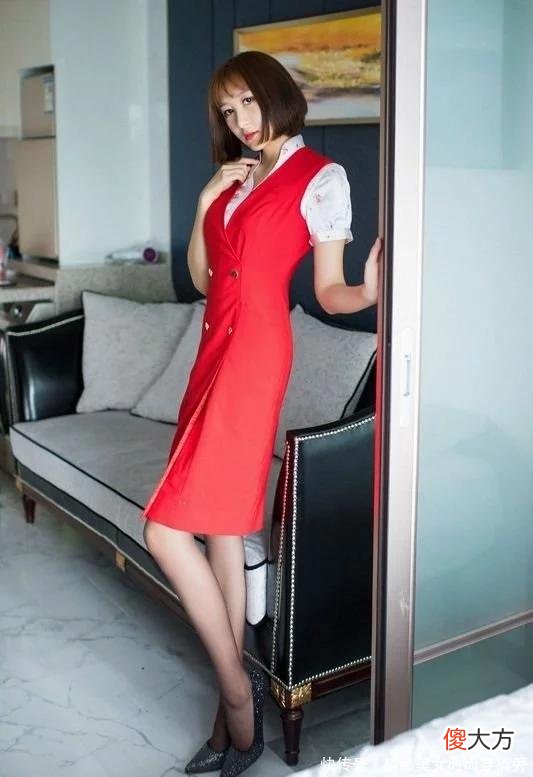 【时尚一点】女人味十足的马甲裙，简约却不失个性感，配上黑色更是时尚迷人