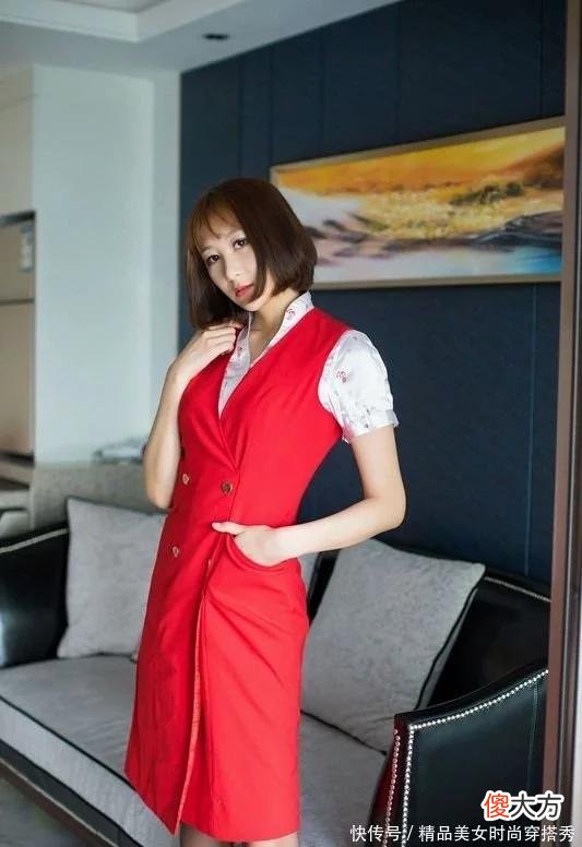 【时尚一点】女人味十足的马甲裙，简约却不失个性感，配上黑色更是时尚迷人