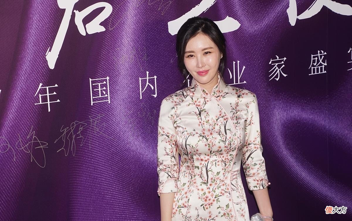 【就爱时尚】王石妻子美得挺高级的，穿旗袍高调秀身材，气质优雅又贵气