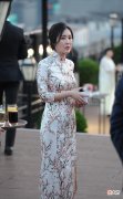 【就爱时尚】王石妻子美得挺高级的，穿旗袍高调秀身材，气质优雅又贵气