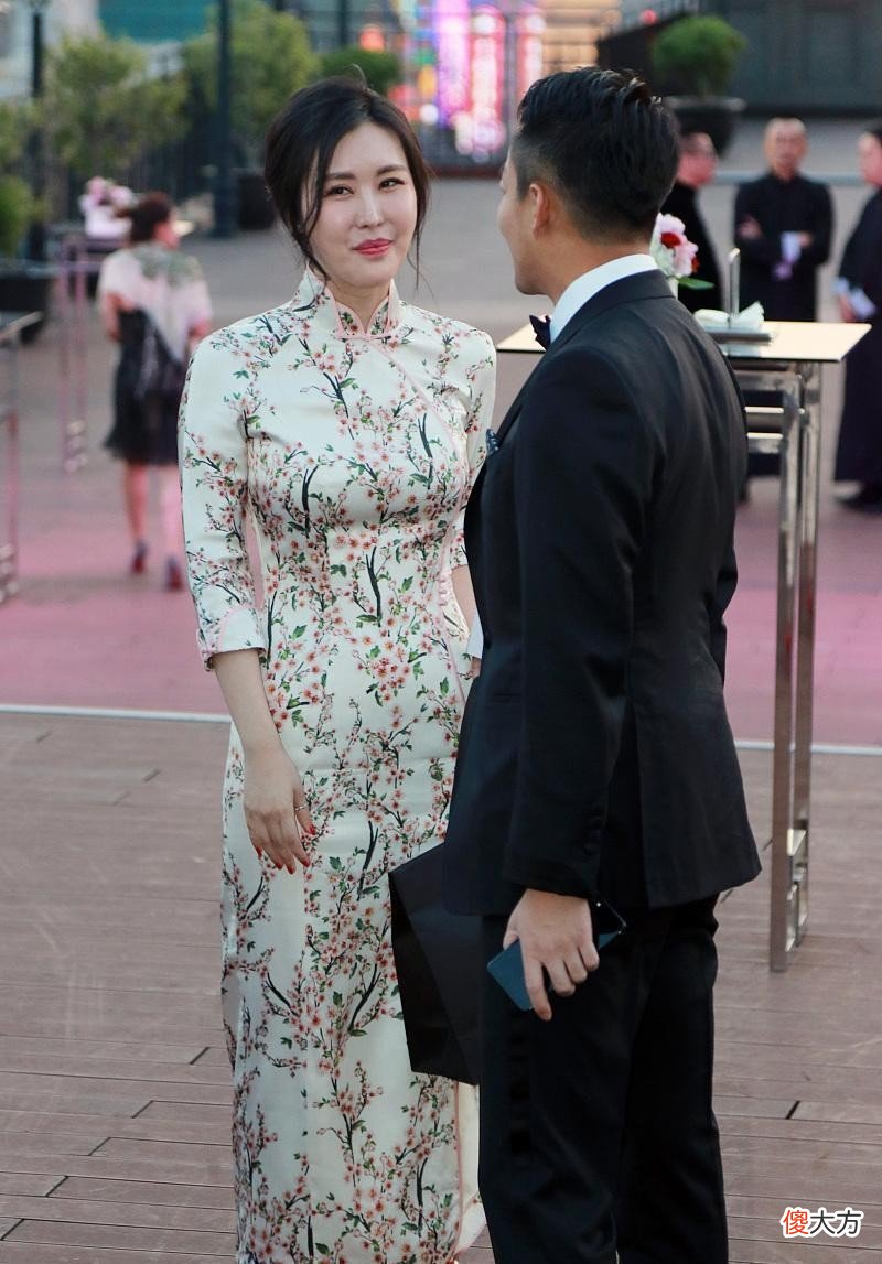 【就爱时尚】王石妻子美得挺高级的，穿旗袍高调秀身材，气质优雅又贵气