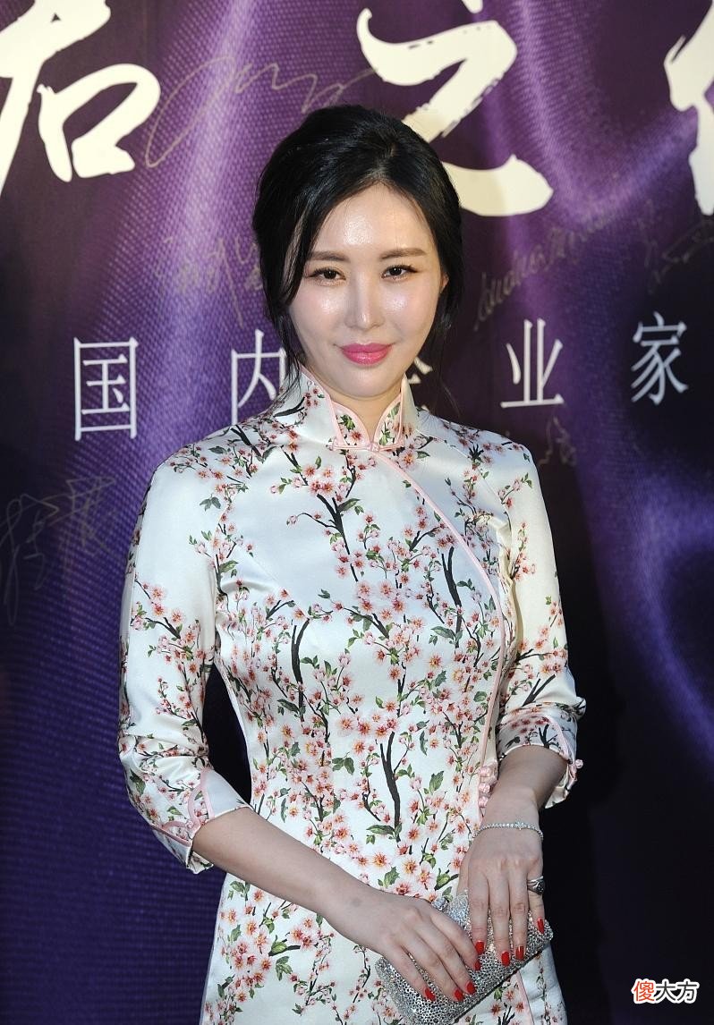 【就爱时尚】王石妻子美得挺高级的，穿旗袍高调秀身材，气质优雅又贵气