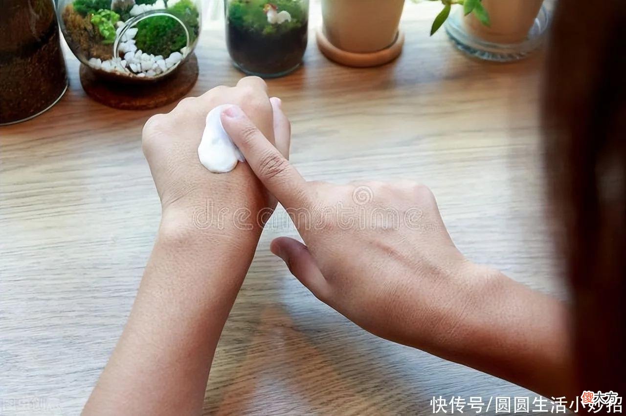 【时尚一点】鞋油再也不用花钱买,只需用常见的4样东西擦一下,皮鞋锃亮如新