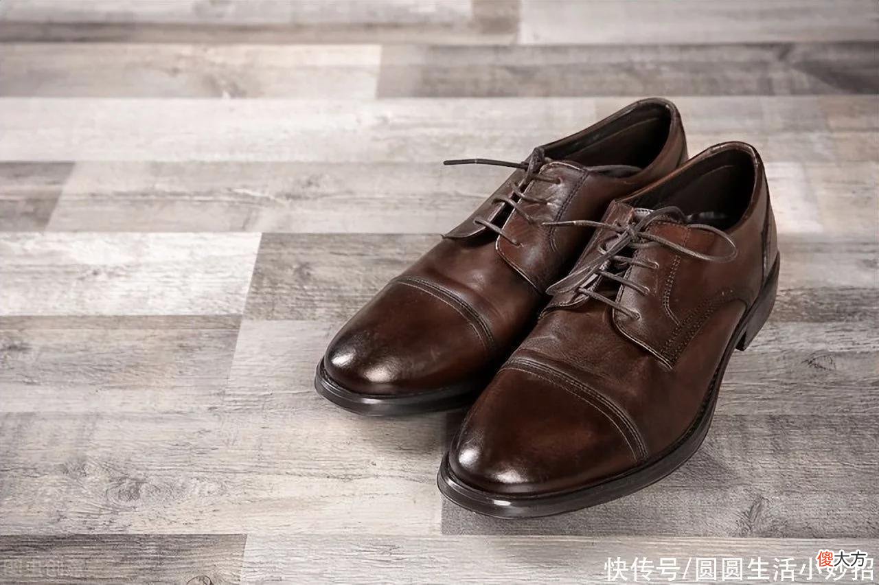 【时尚一点】鞋油再也不用花钱买,只需用常见的4样东西擦一下,皮鞋锃亮如新