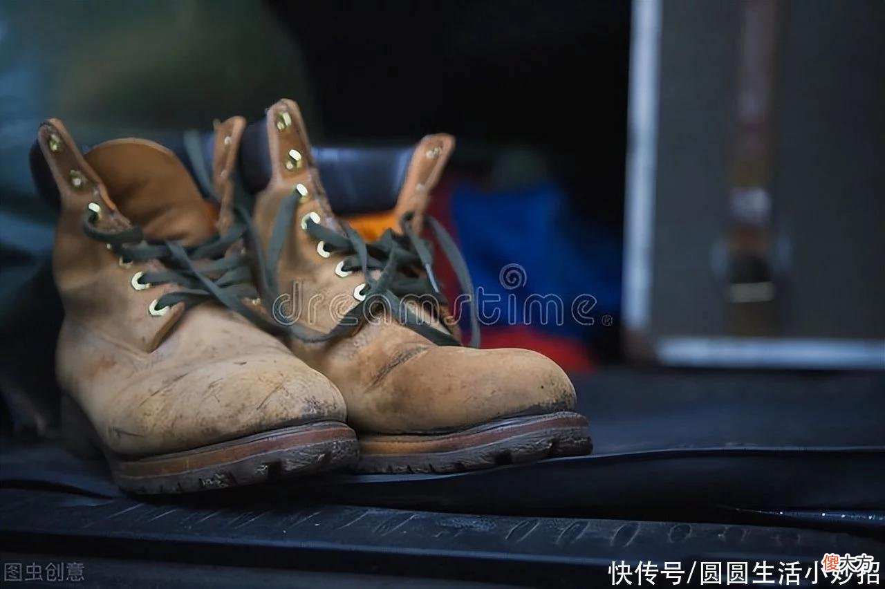 【时尚一点】鞋油再也不用花钱买,只需用常见的4样东西擦一下,皮鞋锃亮如新