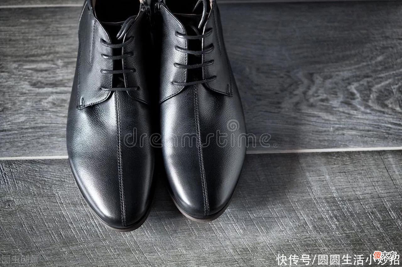 【时尚一点】鞋油再也不用花钱买,只需用常见的4样东西擦一下,皮鞋锃亮如新