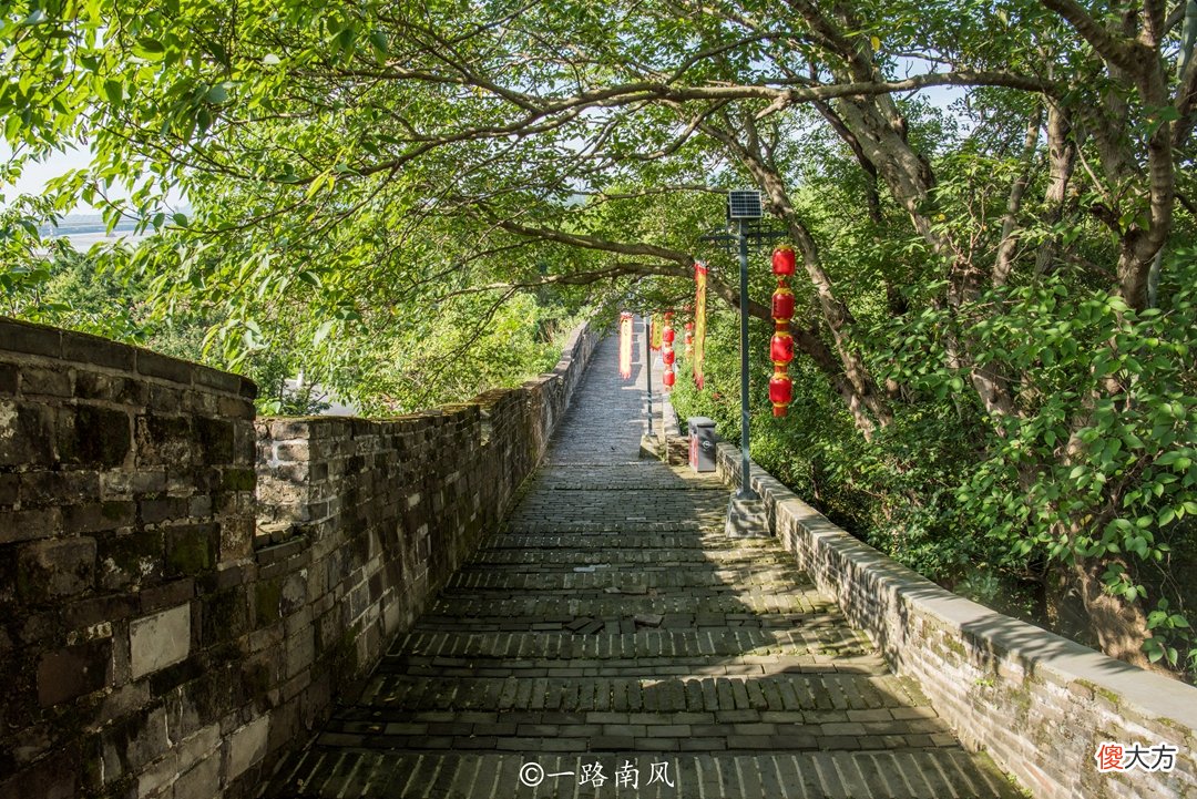却是长江城市 挨着长江的城市