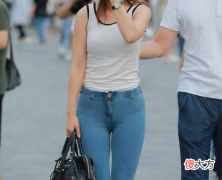 【就爱时尚】白色背心＋修身牛仔裤，对于这种搭配方式你怎么看？