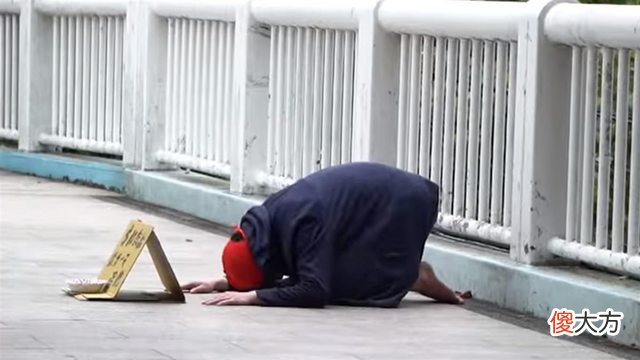【游戏世界】前S赛冠军中单转行当乞丐，半天获利一百多，结果被警察Gank了