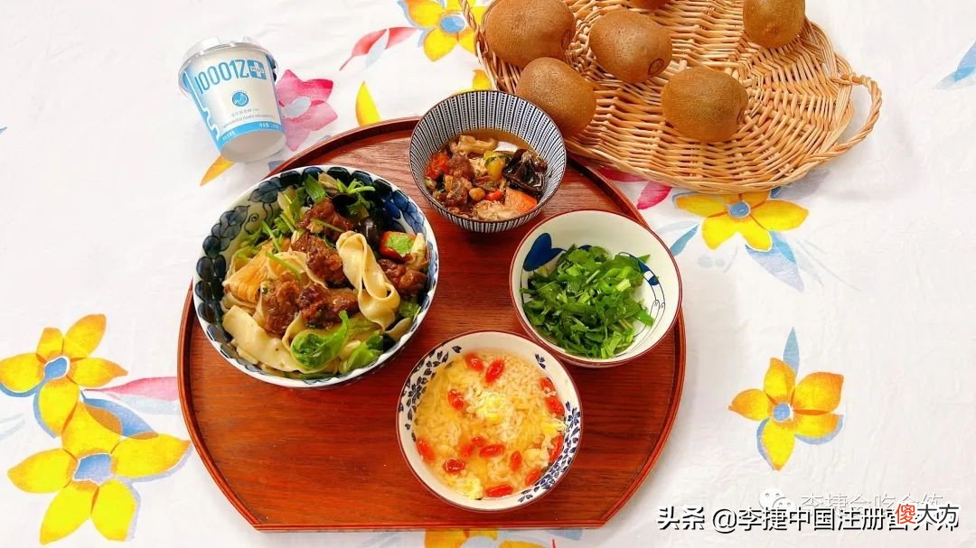 春笋炖鱼，支竹牛肉都是荤素搭配的典范，手擀面大家学着做起来呀