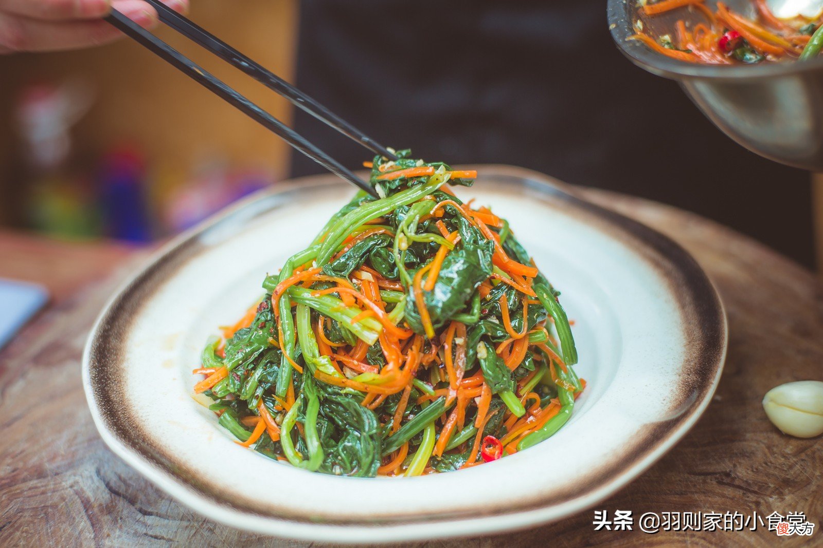 营养丰富做法简单的凉拌菠菜胡萝卜丝 菠菜胡萝卜丝干丝凉拌