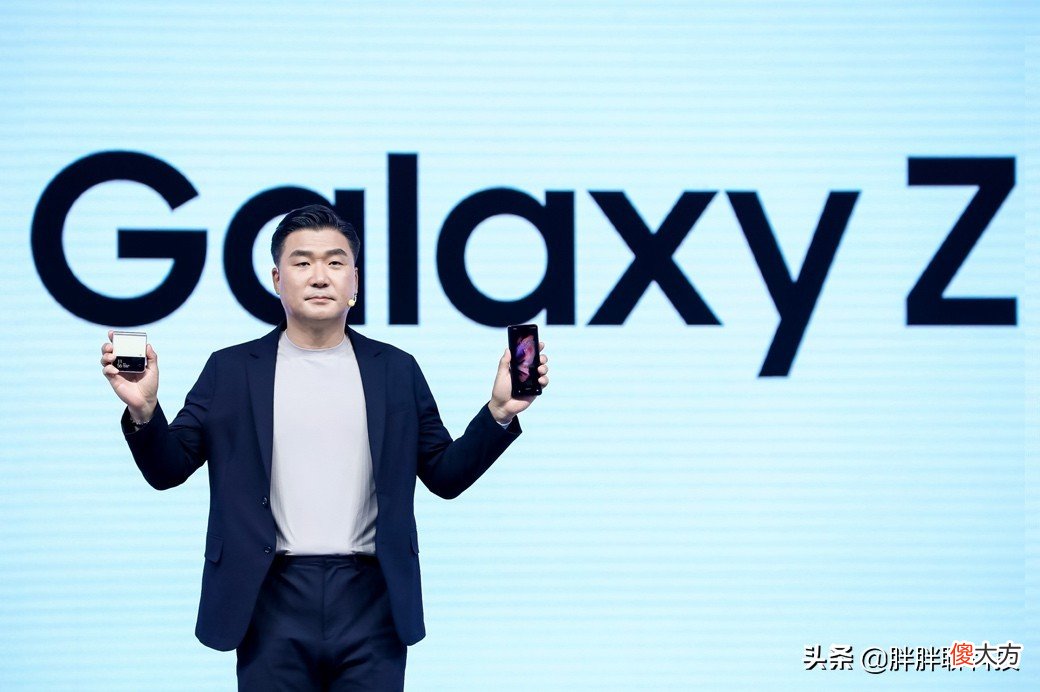 三星最新折叠屏手机出乎了所有人的意料 三星新款折叠屏手机