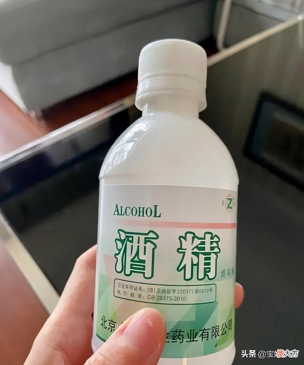 透明胶粘痕怎么去除 怎么洗掉透明胶的粘痕