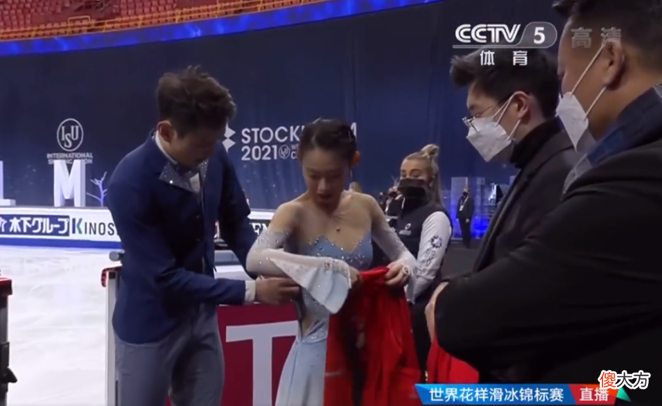 花滑世锦赛，中国选手彭程的裙子拉链直接裂了！设计师出来挨打