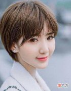 女明星脖子上为什么总爱戴个项圈 为什么女的脖子戴项圈
