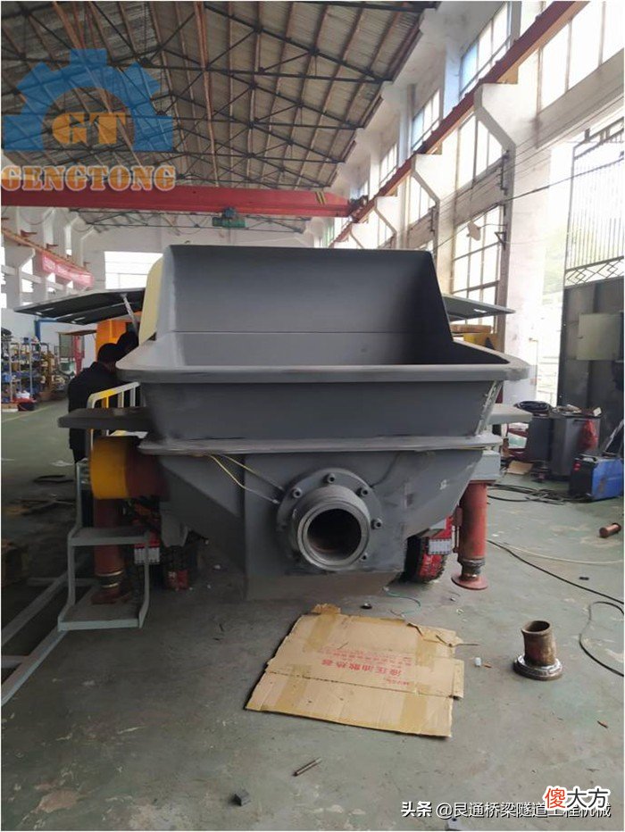细石混凝土输送泵的工作原理 小型混凝土输送泵的工作原理