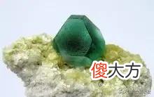 马师傅分享几种发亮的石头 会发光的石头是什么石头