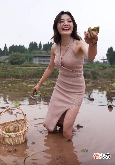 【就爱时尚】唐小鱼穿紧身裙高跟鞋干农活,衣服没重过样,网友:卖衣服的