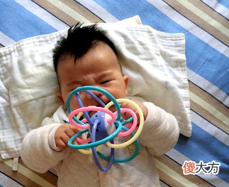6个月是孩子成长分水岭，宝宝3方面能力发育快速，妈妈要清楚