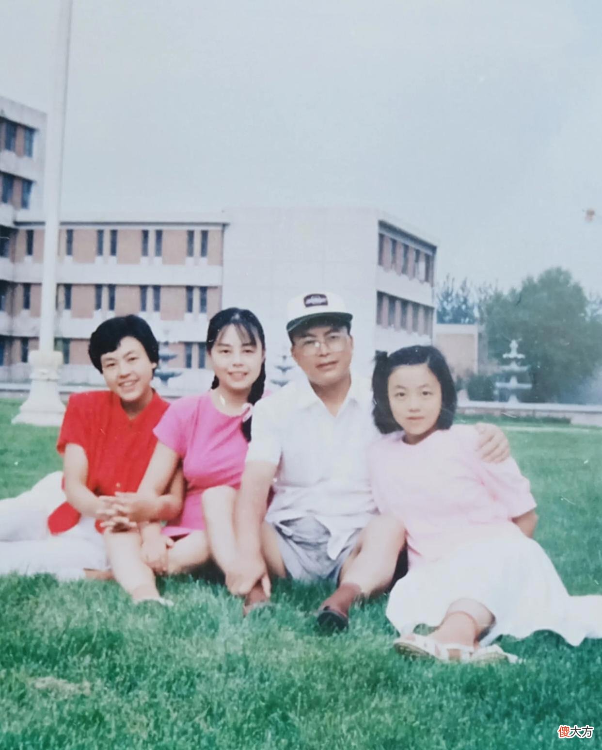 【历史故事】老照片：1982年南京体育学院的女生；1985年兰州五角亭游玩的母女