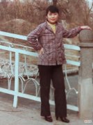 【历史故事】老照片：1982年南京体育学院的女生；1985年兰州五角亭游玩的母女