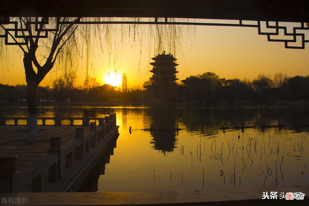 深秋的天空里，团团白云像弹好的羊毛，慢慢地飘浮着
