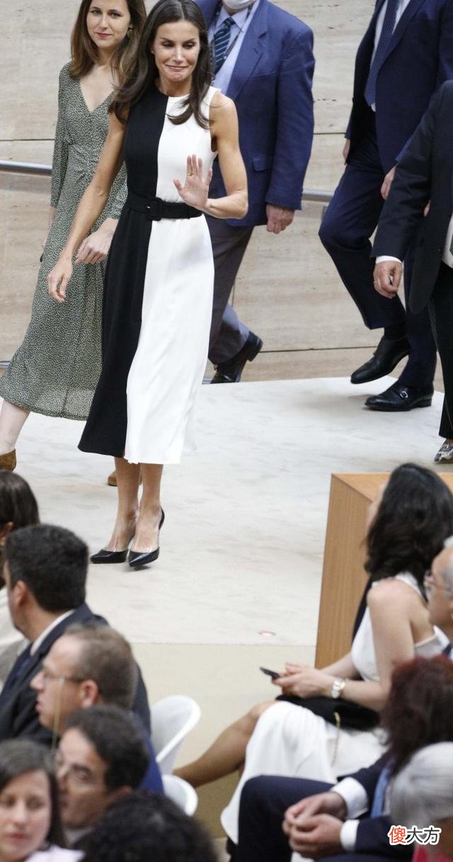 【就爱时尚】尴尬！西班牙王后与同场工作人员撞衫，靠好身材和仪态赢下一局
