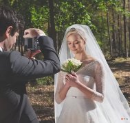 【时尚一点】Karlie Kloss最新纽约出街，身着波西米亚风长裙，逛街好像T台走秀