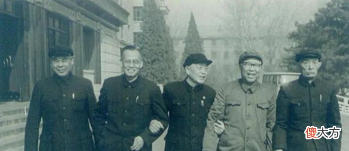 【历史故事】傅作义在北平和平起义后, 跟他一起的4位军长, 他们的结局如何?