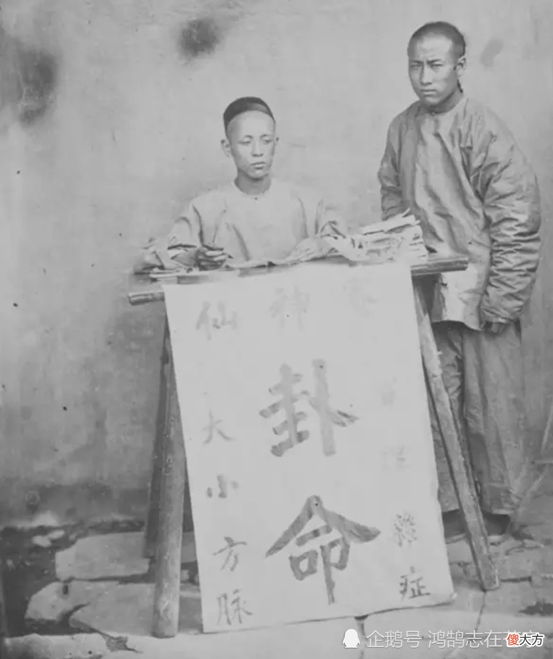 【历史故事】晚清照片:男子在坟头吃供品,西湖断桥残破不堪,李鸿章生母出镜