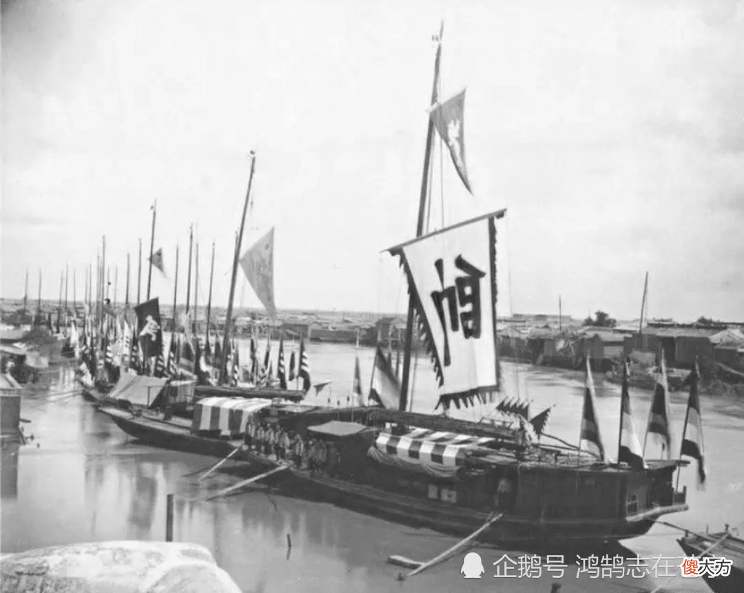 【历史故事】晚清照片:男子在坟头吃供品,西湖断桥残破不堪,李鸿章生母出镜