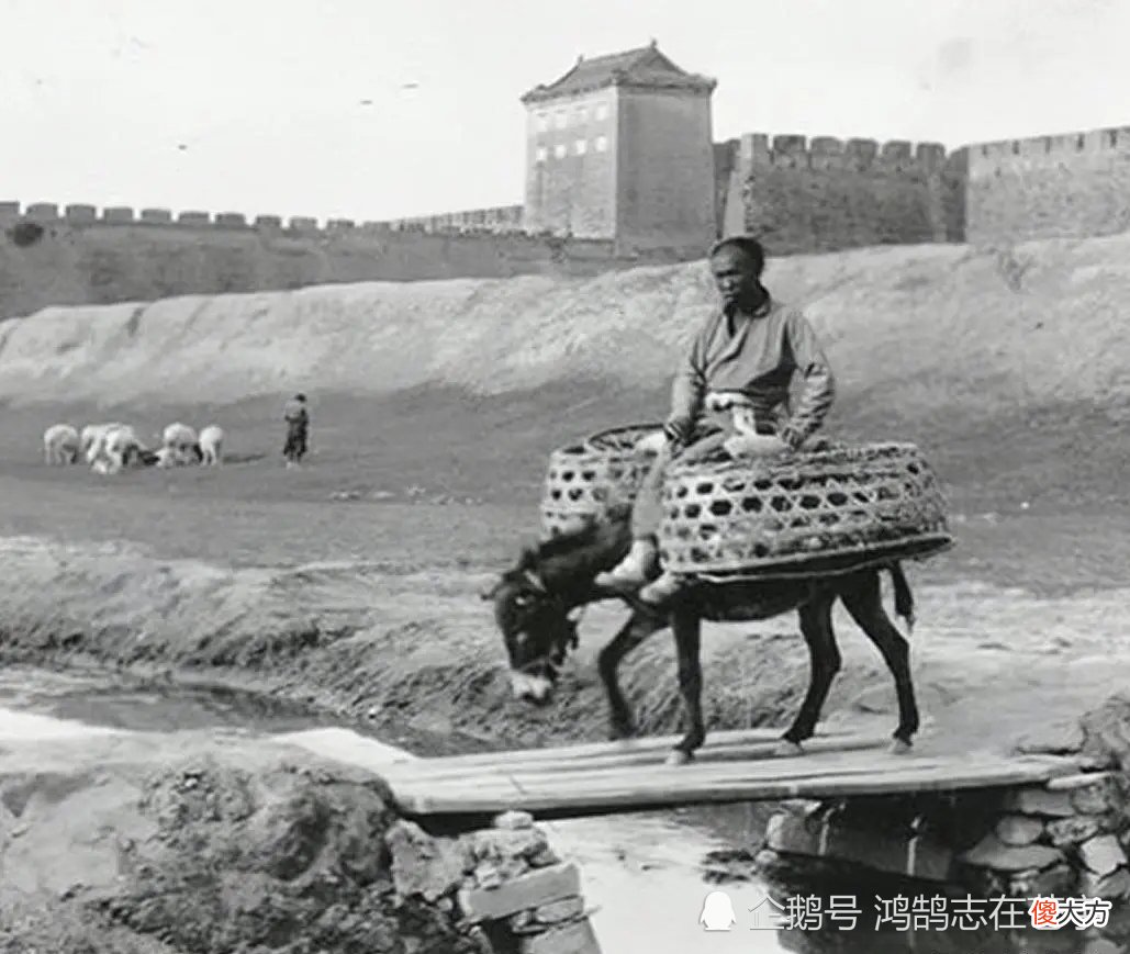 【历史故事】晚清照片:男子在坟头吃供品,西湖断桥残破不堪,李鸿章生母出镜
