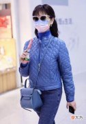 赵雅芝真是无龄美魔女！穿蓝色棉服清新减龄，配牛仔裤哪像68岁？
